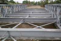 Через рiчку Тересва змонтовано вже двi секцiї модульного мосту