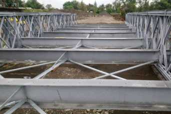 Через рiчку Тересва змонтовано вже двi секцiї модульного мосту