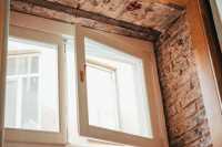 В iсторичному будинку Львова пластиковi вiкна замiнили на дерев'янi