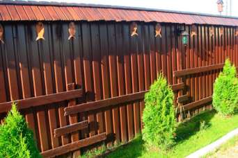 Самые необычные заборы из профнастила. Фото