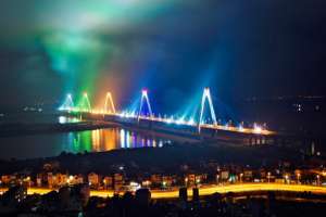 Самый длинный мост играет 16 млн. цветов