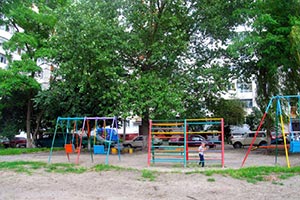 Застройщик согласился восстановить поврежденную детскую площадку
