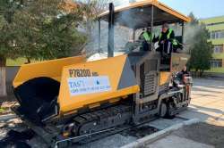 Украинские дорожники получили новый асфальтоукладчик.  Видео