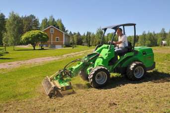 Как работает навесное оборудование для многофункциональных минипогрузчиков AVANT: культиватор почвы. Видео