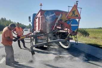 На державних дорогах Житомирщини лiквiдовують ямковiсть