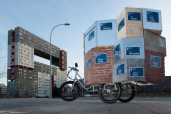 На мотоцикл повесили углы улиц со всего города