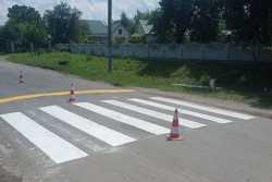 На дорогах Хмельницької областi оновлюють розмiтку пiшохiдних переходiв