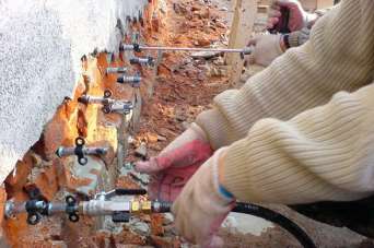 Как сделать инъекцию в кирпичную кладку. Видео