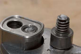 7 способов выкрутить сломанный болт. Фото и видео