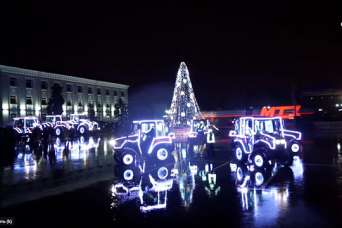 Курьезы: как трактора танцуют вальс вокруг новогодней елки. Видео