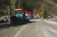 На дорозi до Румунiї розпочинають вкладати верхнiй шар асфальтобетону