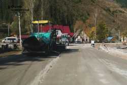 На дорозi до Румунiї розпочинають вкладати верхнiй шар асфальтобетону