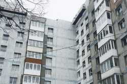 У багатоповерхiцi в Бучi завершують встановлення вiкон та балконних дверей