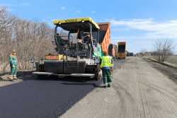 На прифронтових дорогах лiквiдують ями