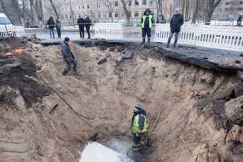 Пошкоджений внаслiдок ракетного обстрiлу водопровiд у Києвi вже вiдремонтували