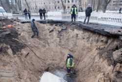 Пошкоджений внаслiдок ракетного обстрiлу водопровiд у Києвi вже вiдремонтували