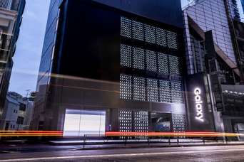 Фасад магазина украсили тысячей смартфонов