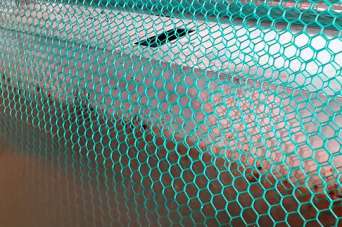 Пластиковая сетка-рабица: плюсы и минусы. Видео