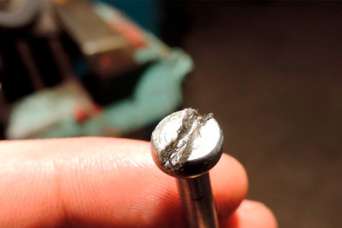 Как выкрутить саморез или шуруп с повреждённой шляпкой: восемь способов