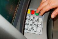 Кабмин разрешил переселенцам получать соцвыплаты через любые банки