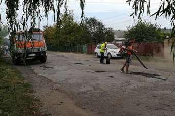 Селяне под Ивано-Франковском сами чинят дороги