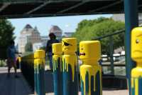 Улицы Франции заполонили одноглазые леговцы