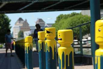 Улицы Франции заполонили одноглазые леговцы