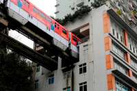 Курьезы: железнодорожная станция внутри жилого дома. Видео