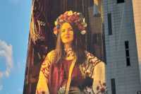 На стене бывшего "Дома Москвы" в Вильнюсе появился портрет Украины