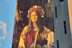 На стене бывшего &quot;Дома Москвы&quot; в Вильнюсе появился портрет Украины