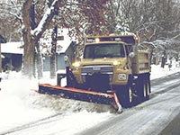 В перерывах между уборкой снега «Киевавтодор» чинит технику и латает ямы на дорогах