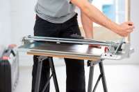 Как работать с ручным плиткорезом. Видео