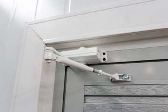 Как самому установить и отрегулировать дверной доводчик