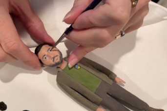 Игрушечный Зеленский собирает средства для украинских беженцев в Нью-Йорке