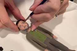 Игрушечный Зеленский собирает средства для украинских беженцев в Нью-Йорке