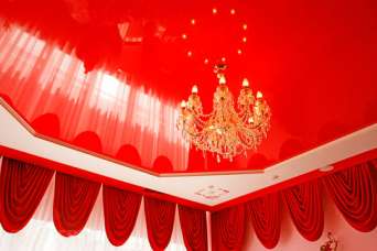 Какой потолок лучше - натяжной или подвесной