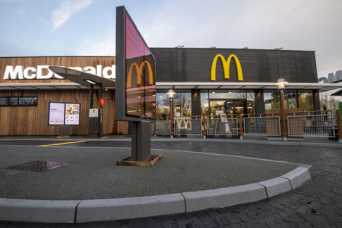 &quot;Макдональдс&quot; переходит на переработанные материалы