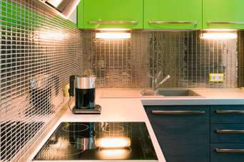 13 вариантов отделки интерьера металлической плиткой. Фото