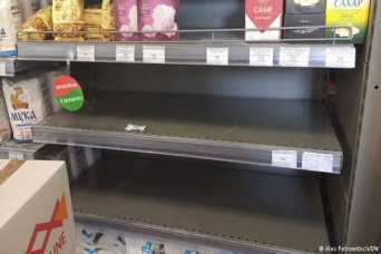 С прилавков белорусских магазинов исчезают сахар и молоко