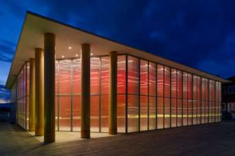 Строительные курьезы: японские дома из бумаги и картона для беженцев и олигархов