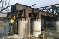 На мосту через рiчку Тересва встановлюють опори