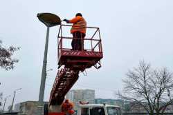 У Днiпрi фарбують стiйки свiтильникiв та миють лiхтарi