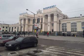 Уборщика Привокзальной площади в Запорожье меняют каждый год