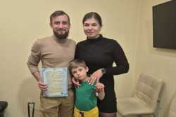 Родина ВПО з Запорiжжя отримала кредит на житло в Чернiвцях