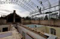 Пошкоджений львiвський унiверситет накривають тимчасовим куполом