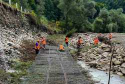 На Буковинi гiрську дорогу захищають вiд руйнування