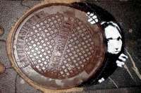 Курьезы: нашлось самое надежное место для канализационных люков. Фото