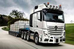 На дороги Европы вышел юбилейный супертяжелый тягач Mercedes Actros
