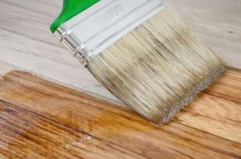 Какие бывают бесцветные лаки для древесины