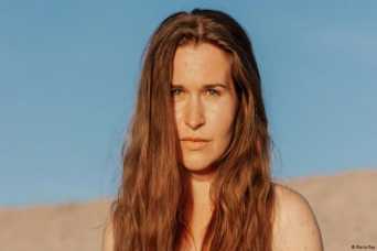 Поэтесса ведет стихотворный дневник войны